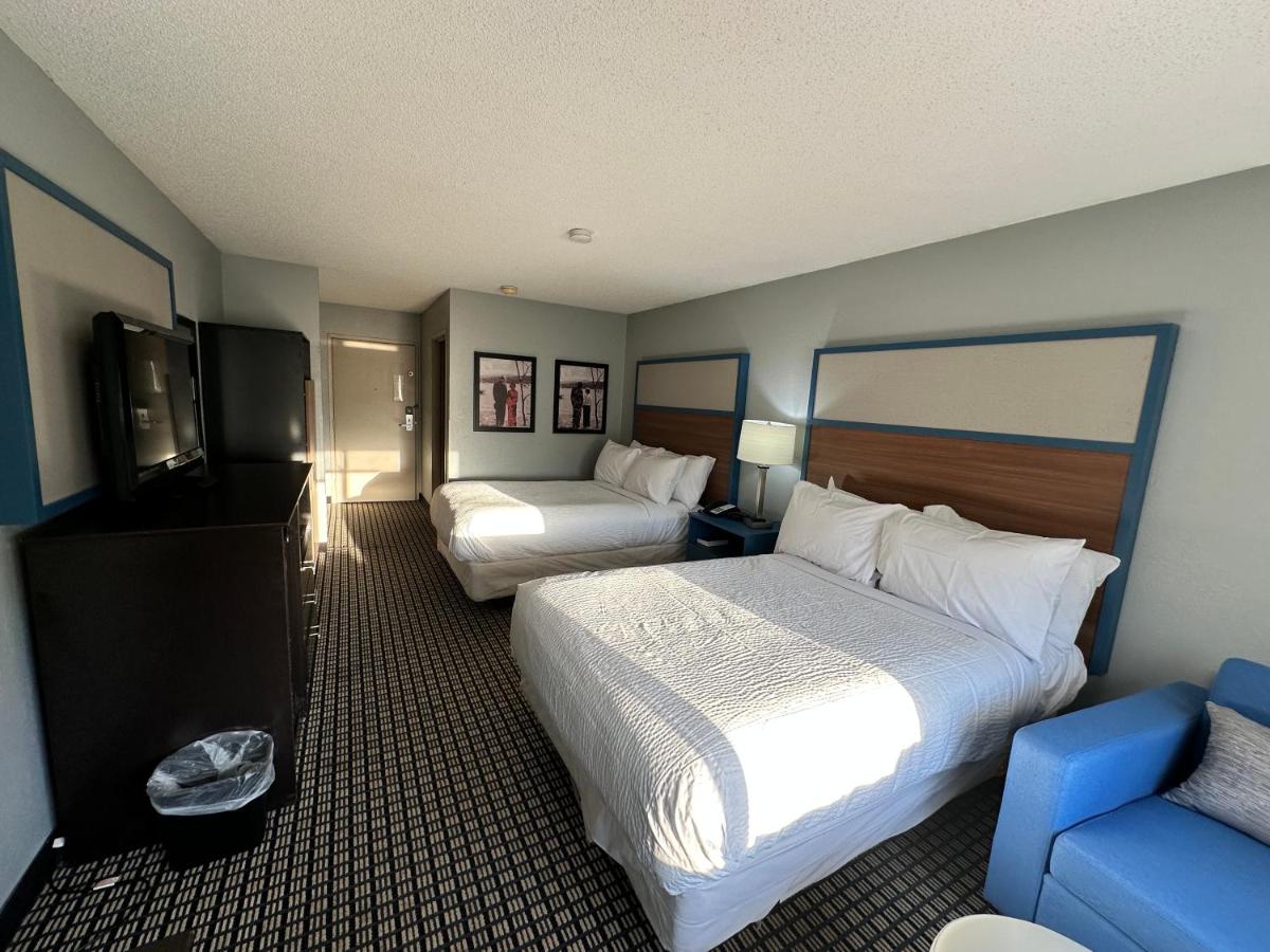 AmericInn by Wyndham Reedsburg - Housity