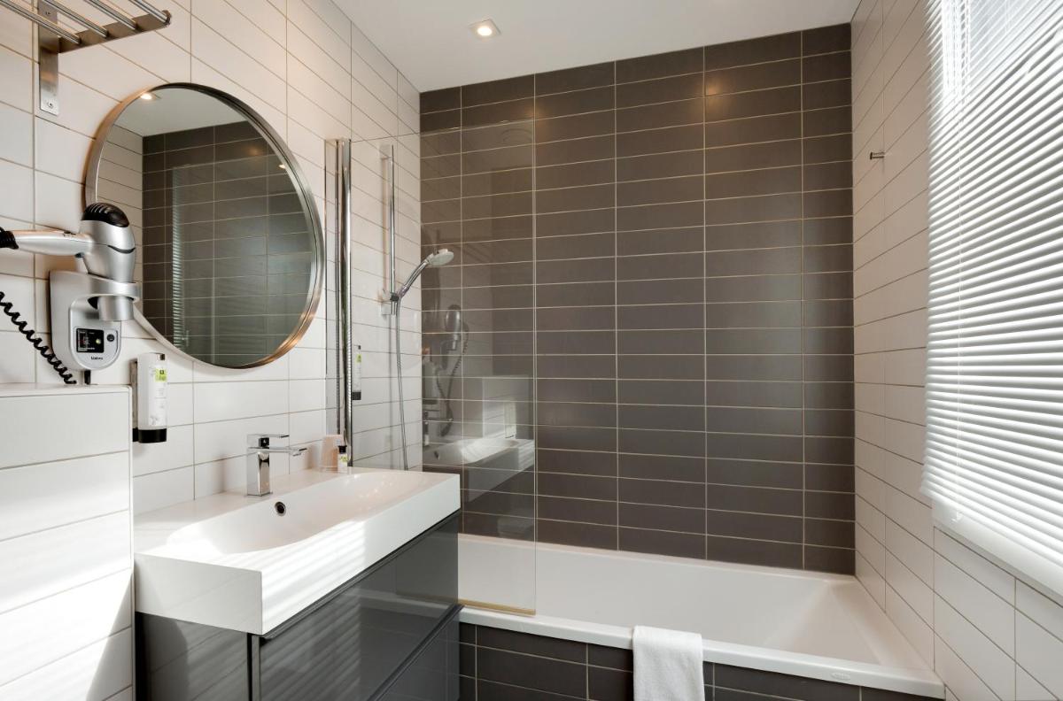 Salle de bains dans l'établissement Hôtel De L'octroi