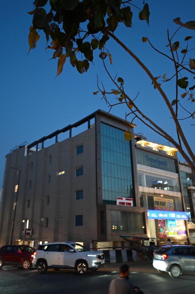 Suitetrails - Hotel Down Town Paschim Vihar