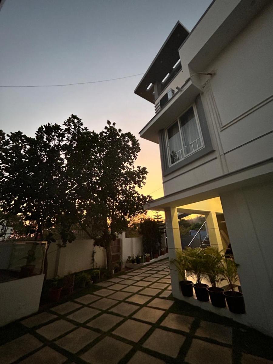 Sapphire Stayss - Housity