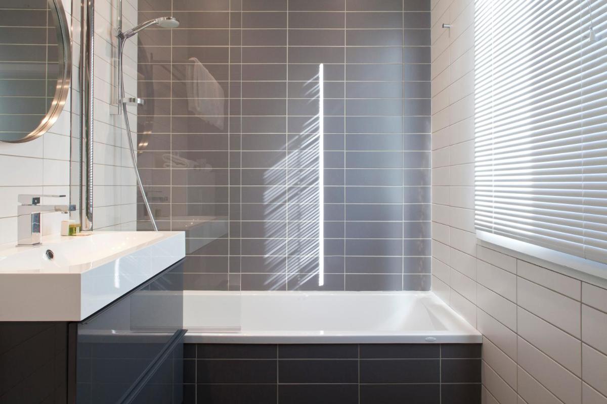 Salle de bains dans l'établissement Hôtel De L'octroi