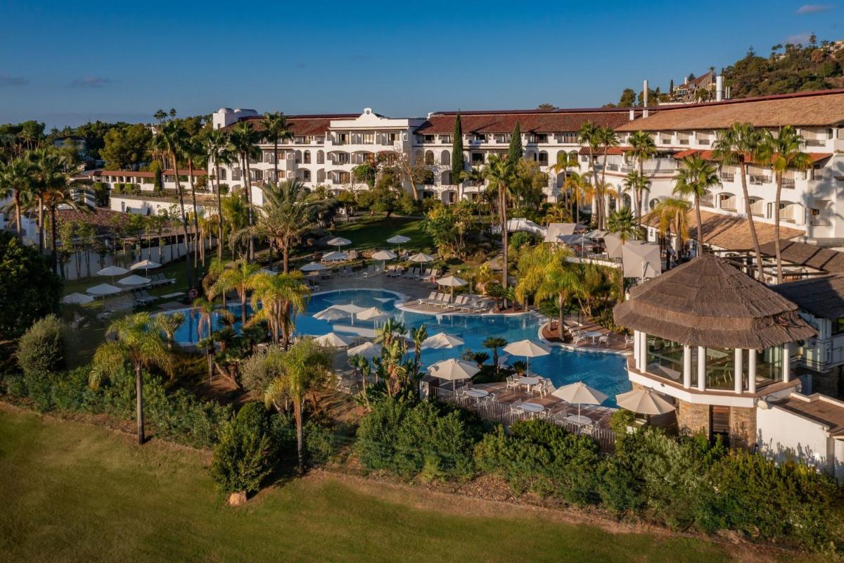 Una vista aérea de un complejo turístico con piscina. en The Westin La Quinta Golf Resort & Spa, Benahavis, Marbella, en Marbella