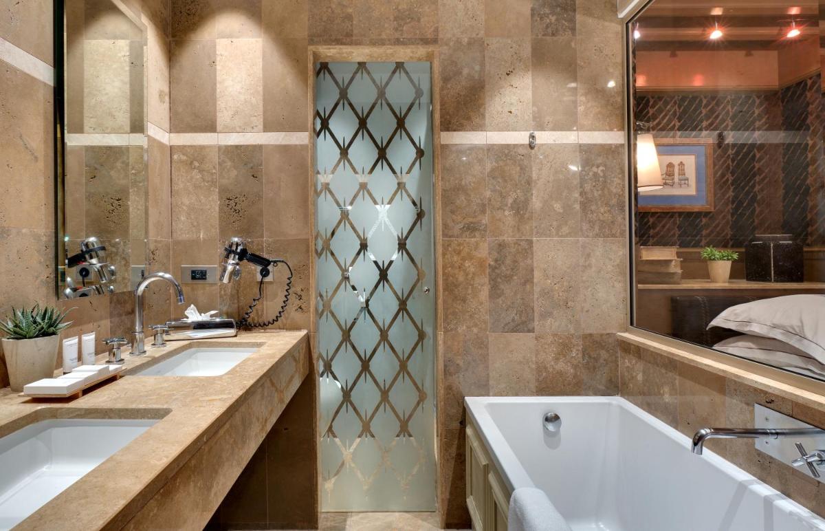 Salle de bains dans l'établissement Hôtel du Château & Spa - Teritoria