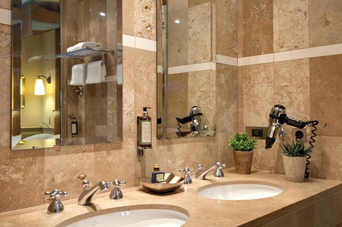 Salle de bains dans l'établissement Hôtel du Château & Spa - Teritoria