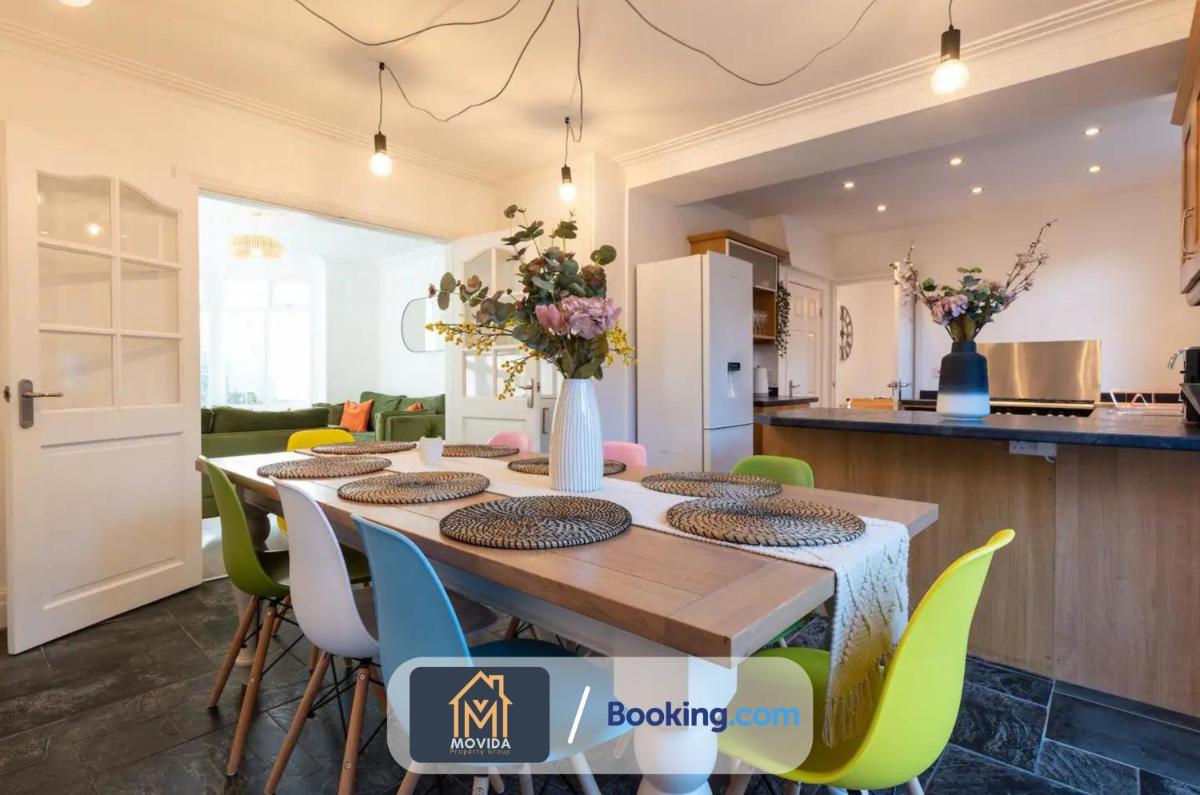 Large Modern 6 Bedroom House By Movida Property Group Short Lets & Serviced Accommodation With Games Room - Housity