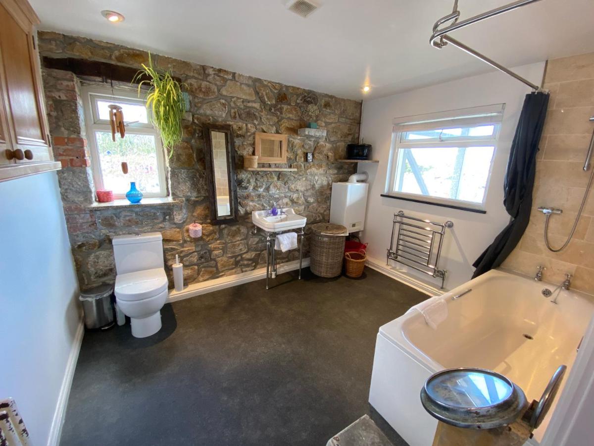 HUER'S WATCH a beautifully presented PRIVATE APARTMENT with far reaching VIEWS Over ST IVES HARBOUR and BAY and FREE ONSITE PARKING for LARGER GROUPS book along with our Connecting TWO SISTER APARTMENTS - Housity