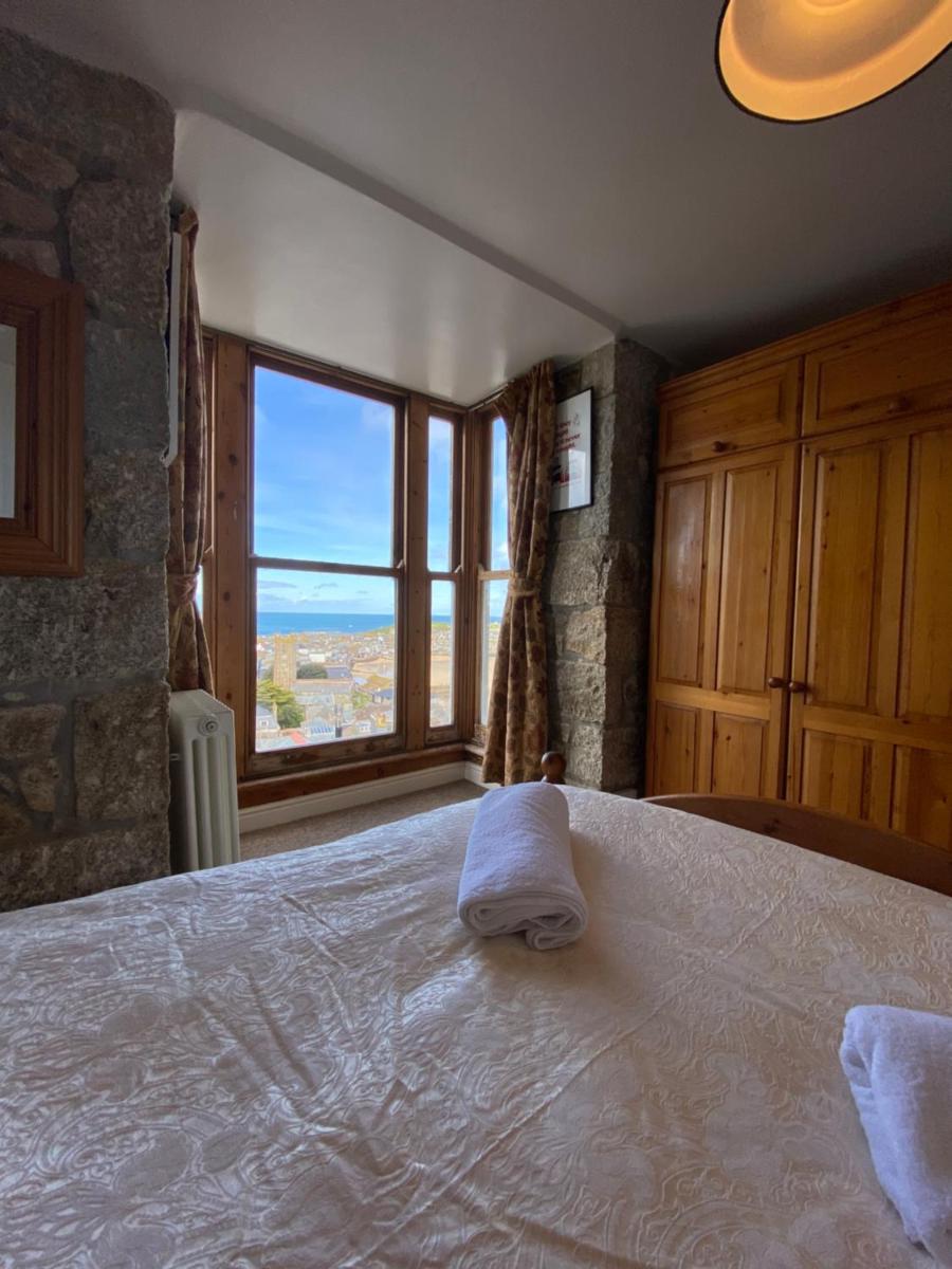 HUER'S WATCH a beautifully presented PRIVATE APARTMENT with far reaching VIEWS Over ST IVES HARBOUR and BAY and FREE ONSITE PARKING for LARGER GROUPS book along with our Connecting TWO SISTER APARTMENTS - Housity