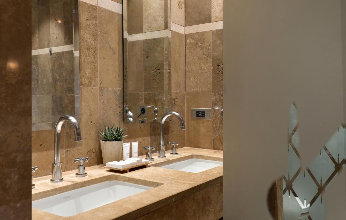 Salle de bains dans l'établissement Hôtel du Château & Spa - Teritoria