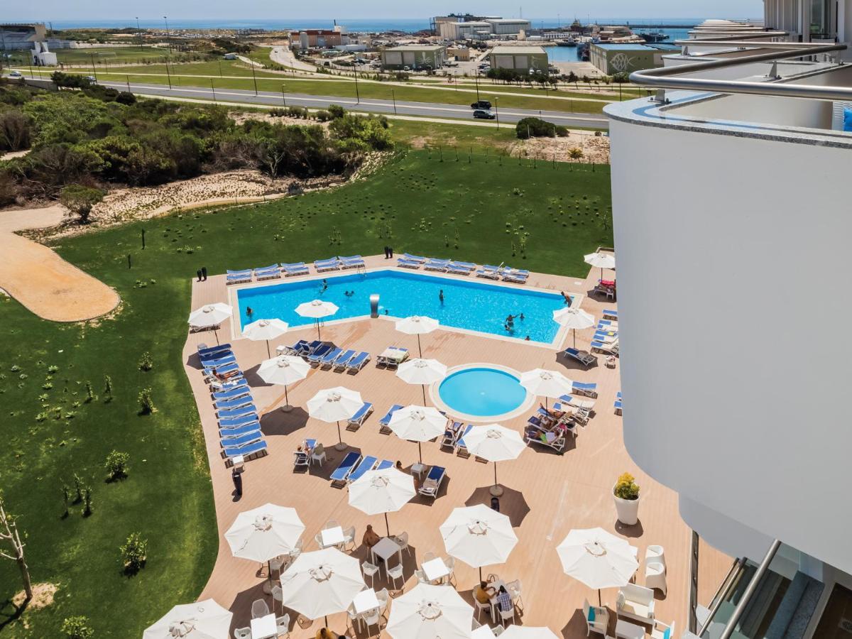 A piscina em ou perto de MH Peniche