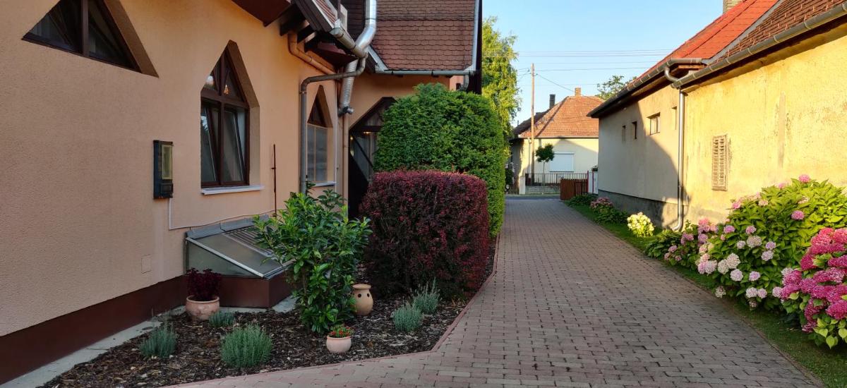 Korona Panzió - Housity