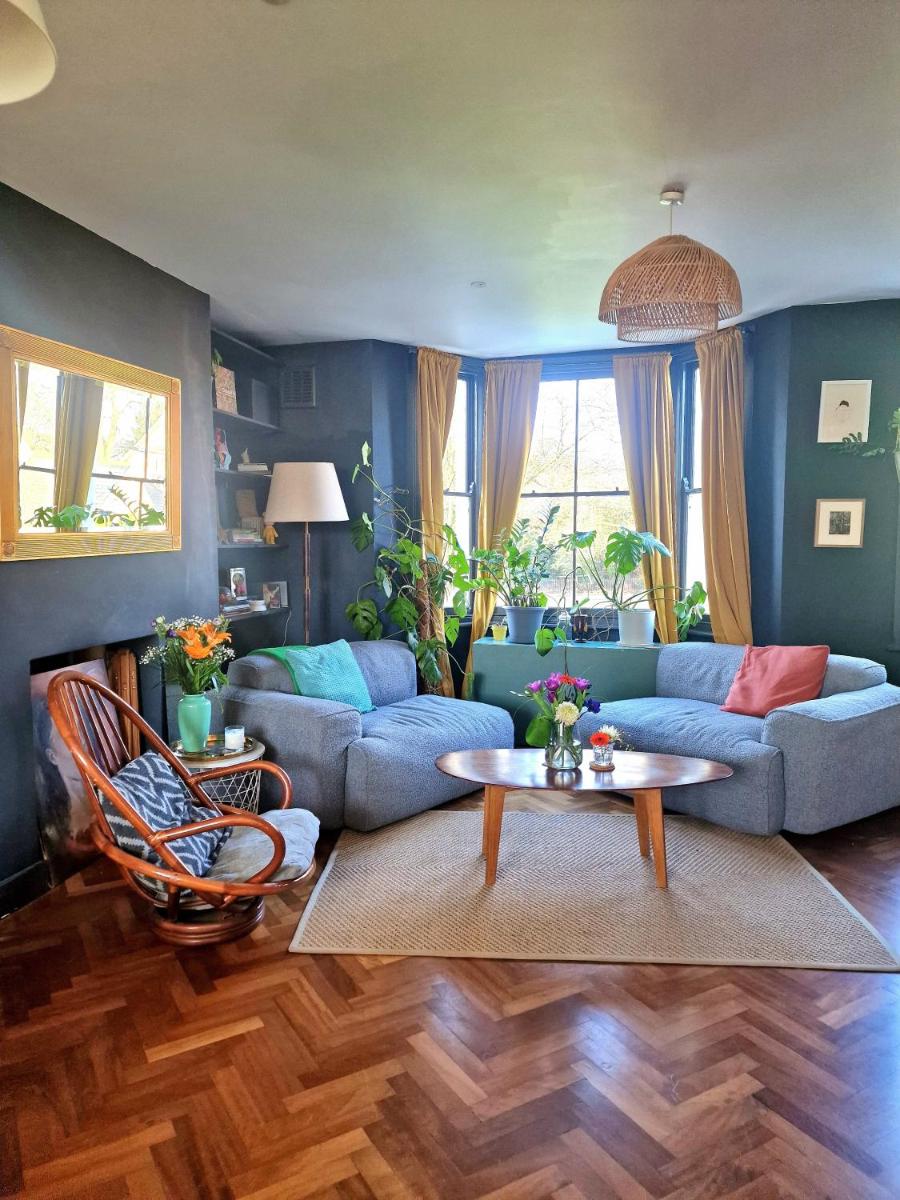 Charming bedroom in artist studio - Housity