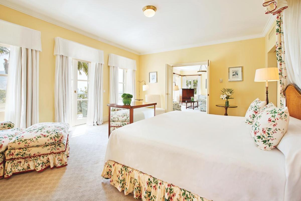 Uma cama ou camas num quarto em Reid's Palace, A Belmond Hotel, Madeira