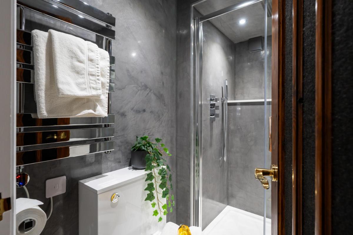 Commandery Vaults - Luxury Apartment in City Centre with SKY TV - Housity