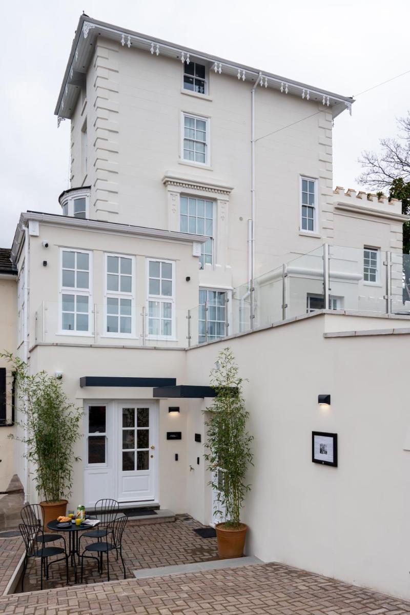 Commandery Vaults - Luxury Apartment in City Centre with SKY TV - Housity