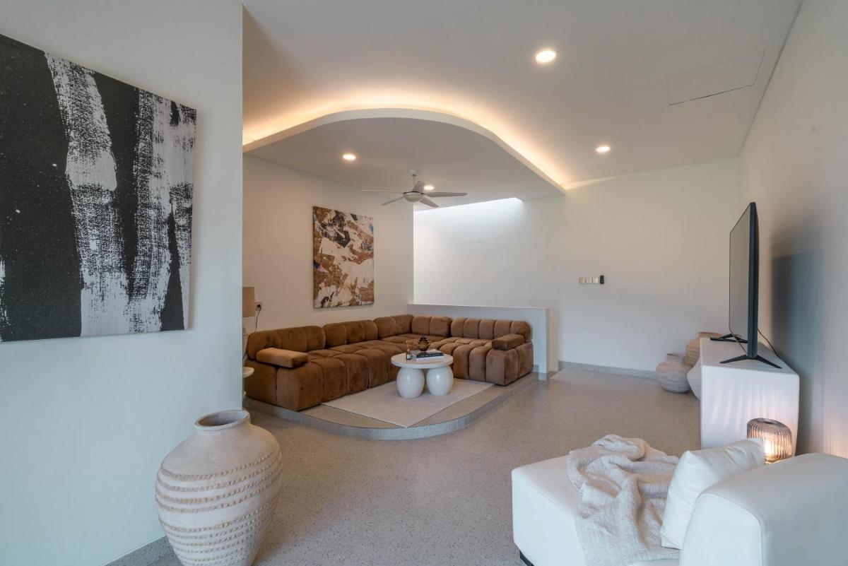 Suitetrails - Villa Hawk - Aesthetically Pleasing 4BR Villa In Central Canggu