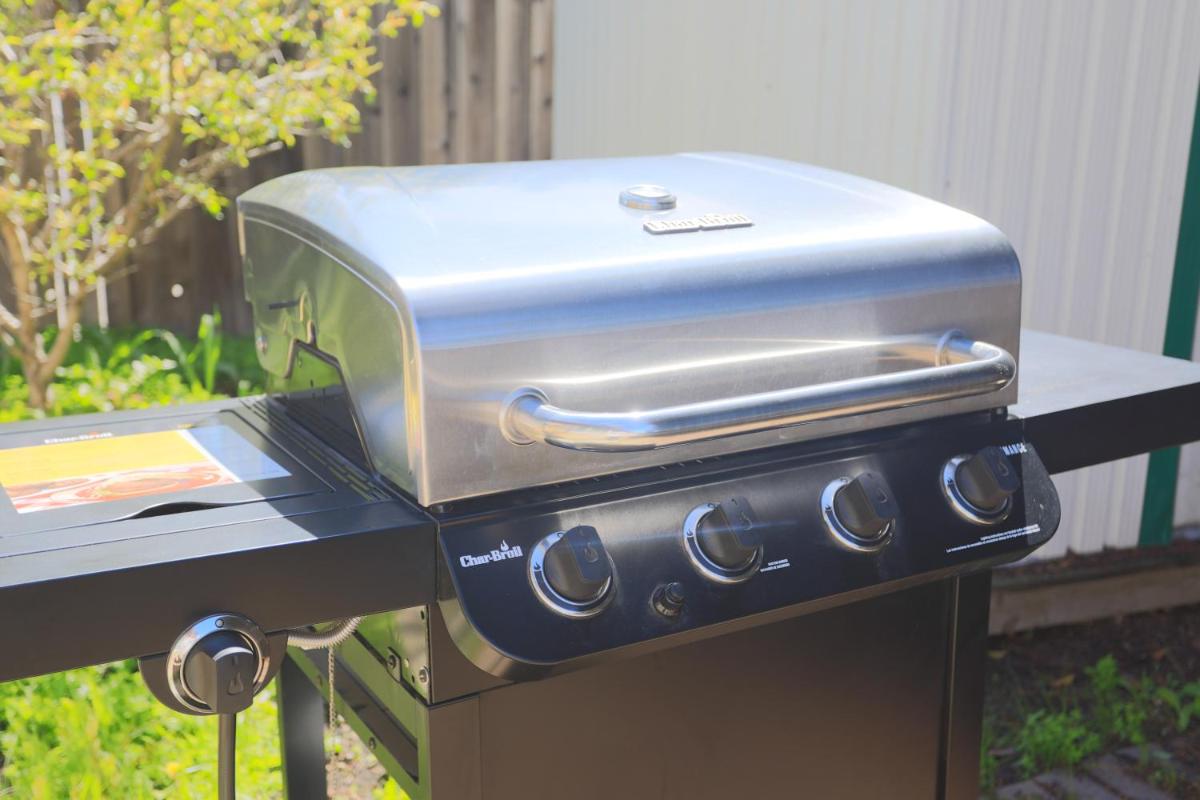 Sunnyvale 3br 2bth whole house BBQ backyard Washer Dryer Private parking Walk to Fair Oaks Park - Housity