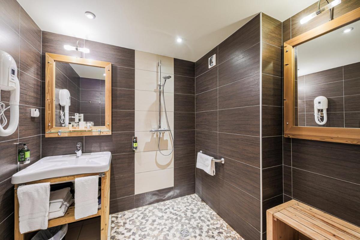 Salle de bains dans l'établissement Hôtel et Spa les Clarines