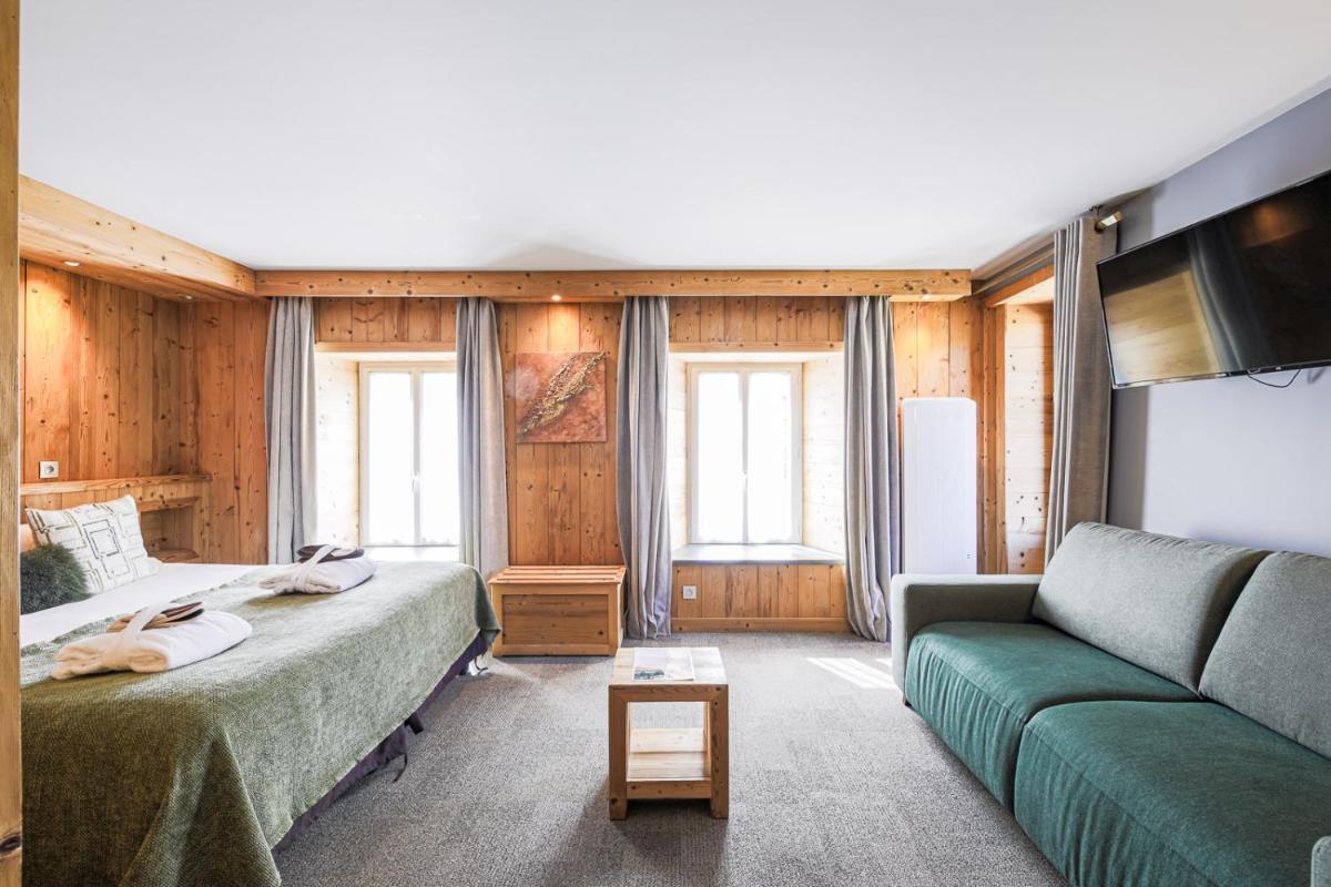 - un salon avec un canapé dans l'établissement Hôtel et Spa les Clarines, à Corrençon-en-Vercors 36 autres photos
