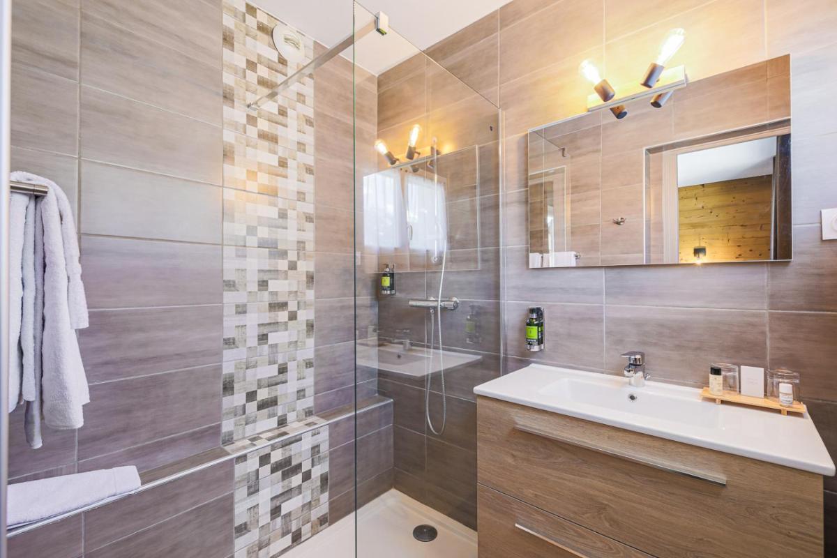 Salle de bains dans l'établissement Hôtel et Spa les Clarines