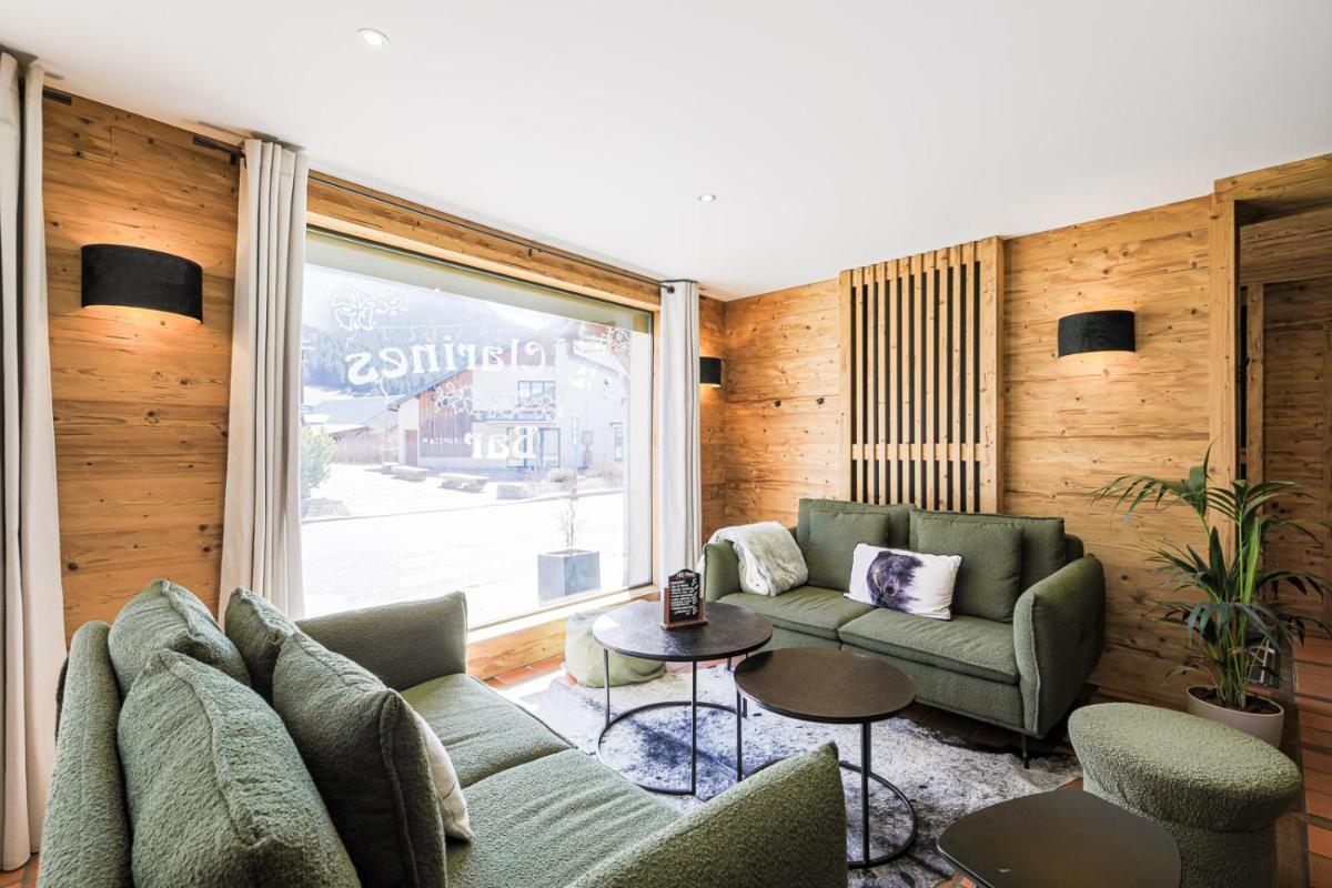 Coin salon dans l'établissement Hôtel et Spa les Clarines