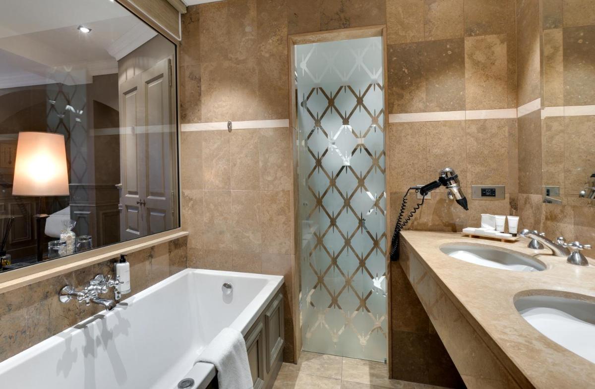 Salle de bains dans l'établissement Hôtel du Château & Spa - Teritoria