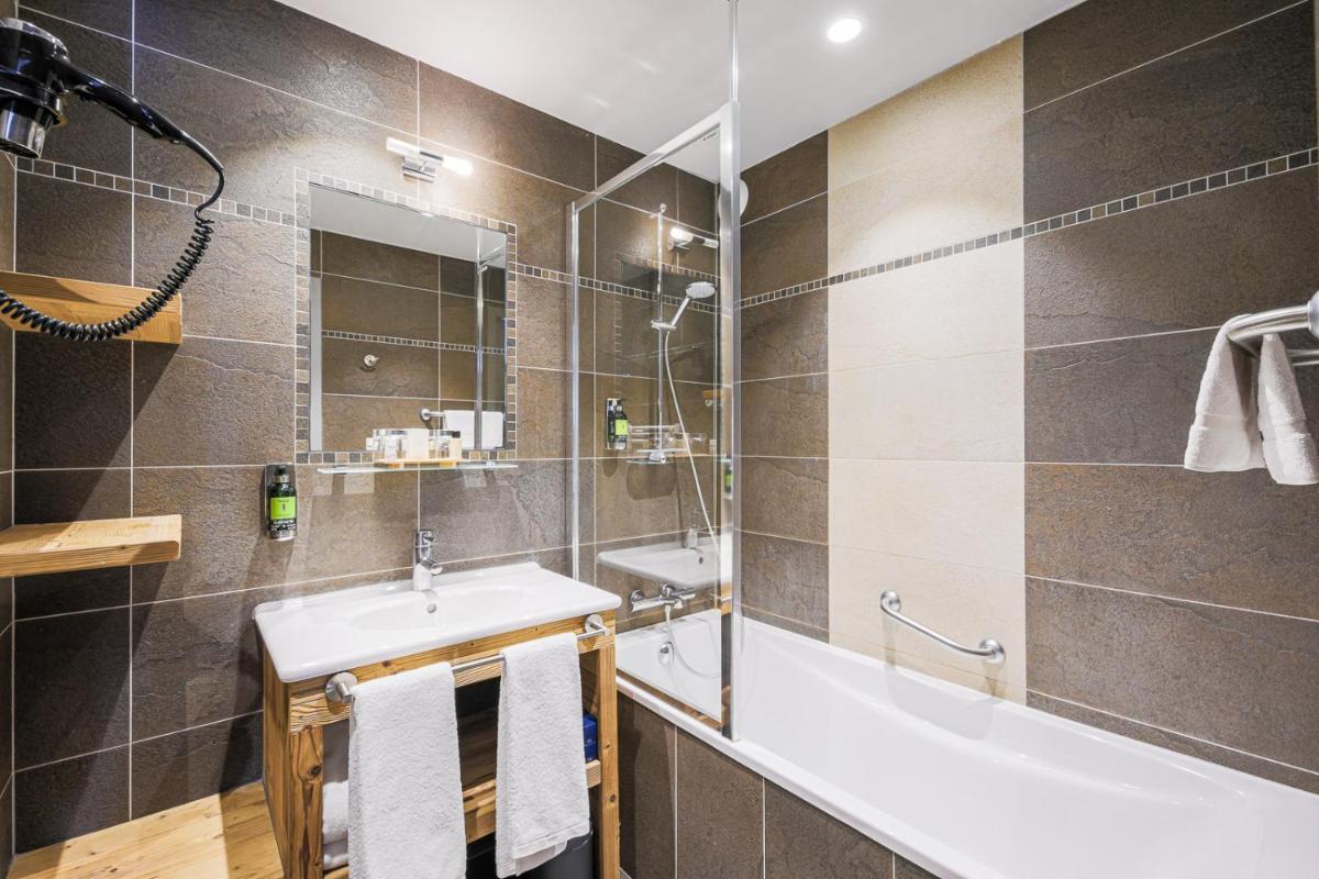 Salle de bains dans l'établissement Hôtel et Spa les Clarines
