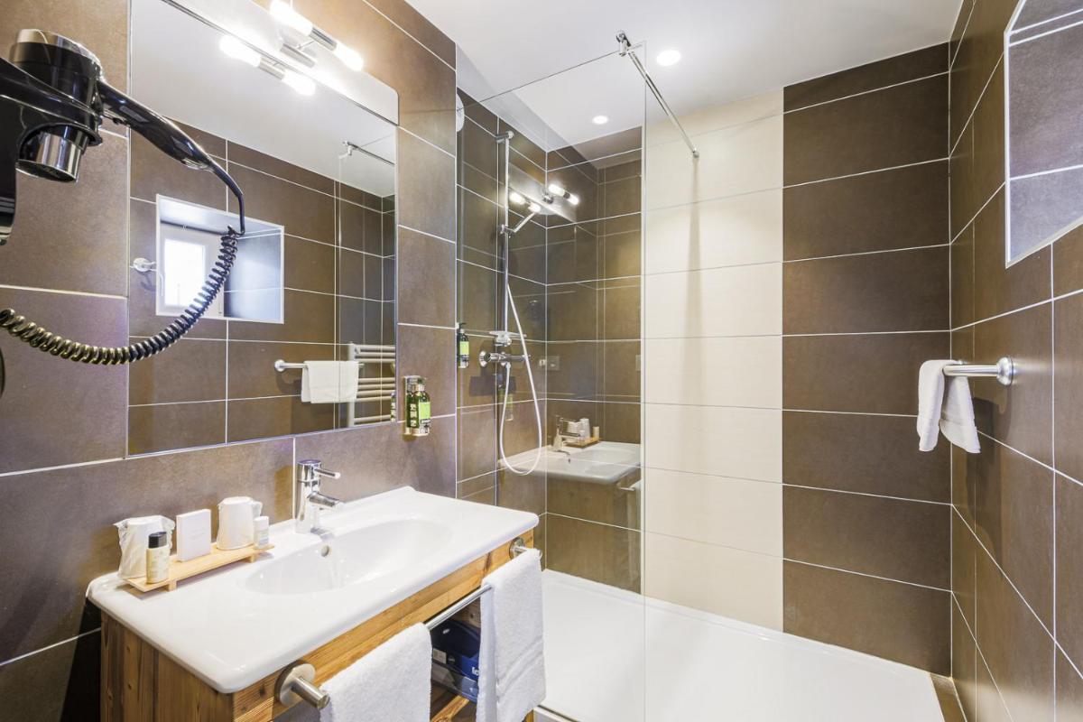 Salle de bains dans l'établissement Hôtel et Spa les Clarines