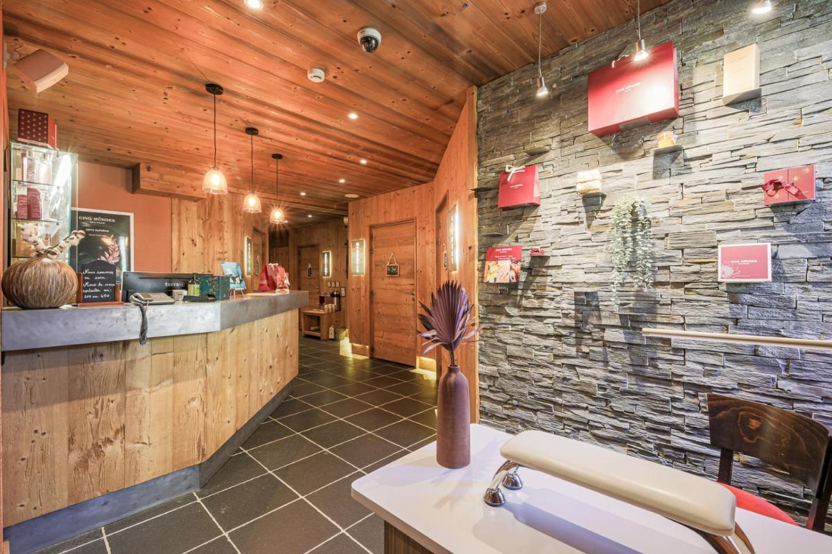 Cuisine ou kitchenette dans l'établissement Hôtel et Spa les Clarines
