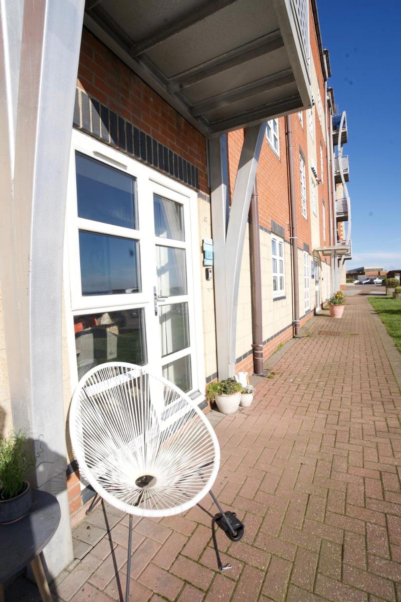 Stunning Ground Floor Hartlepool Marina Apartment - Housity