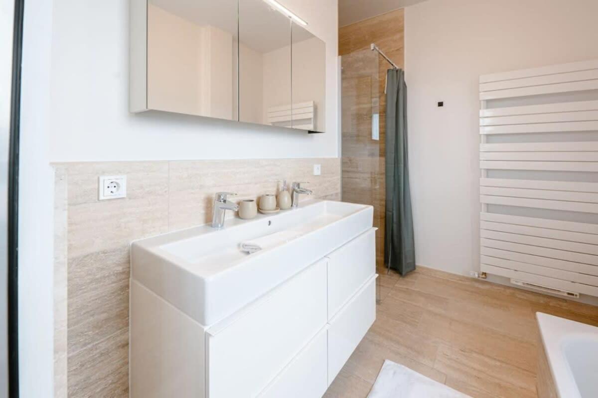 Suitetrails - City Elegance in Historic Ville-Haute ID173