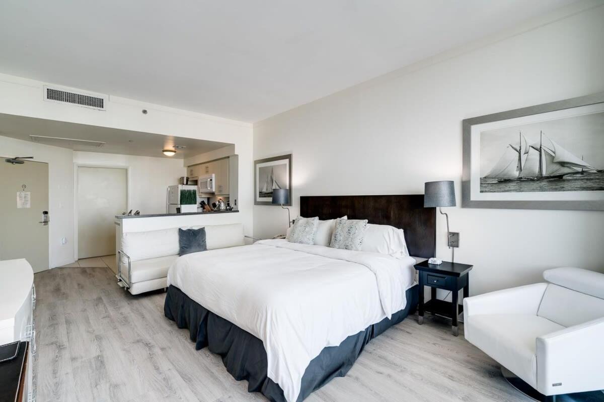 City View Balcony steps from Restaurants, Peacock Park & Marina - Housity