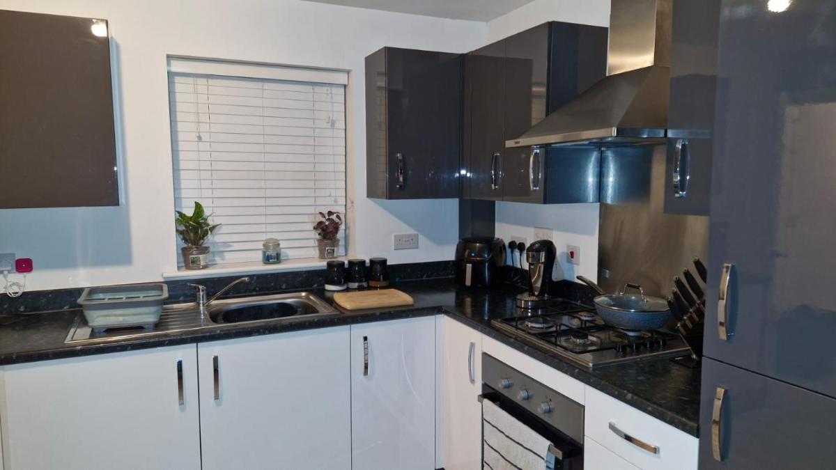 The Lancers - Double bedroom with onsuite, free parking, free high speed WiFi modern property close to channel tunnel, transport links - Easy reach to beach - Housity
