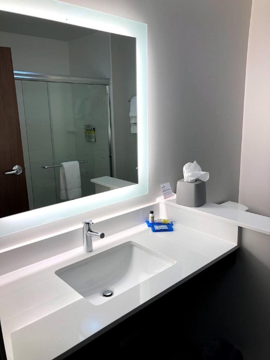 Holiday Inn Express & Suites - Bensenville - O'Hare, an IHG Hotel - Housity