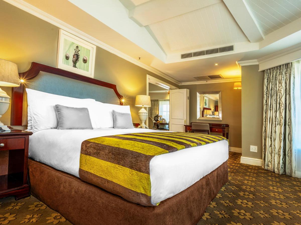 Hemingways Hotel - Housity