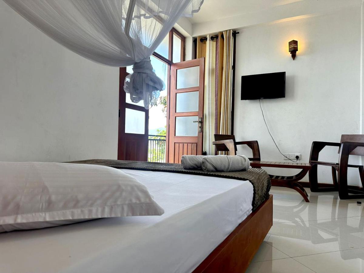 White Block Hotel & Resturant - Housity