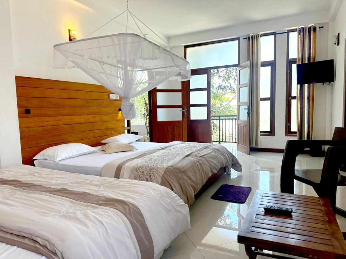 White Block Hotel & Resturant - Housity