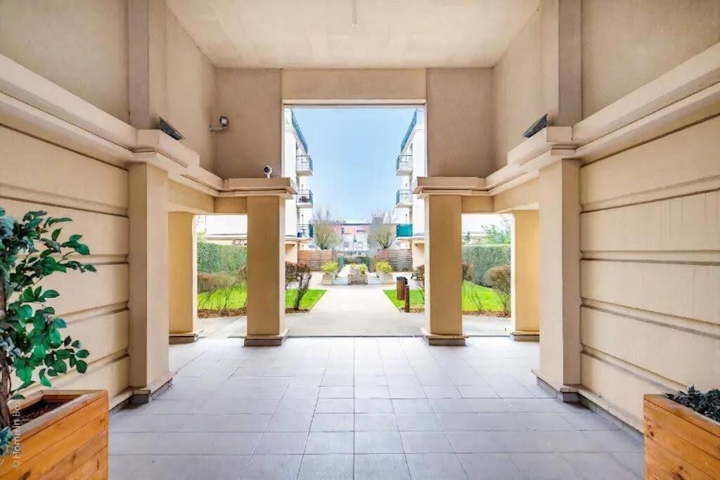 S10 Disney Shopping Center - Housity