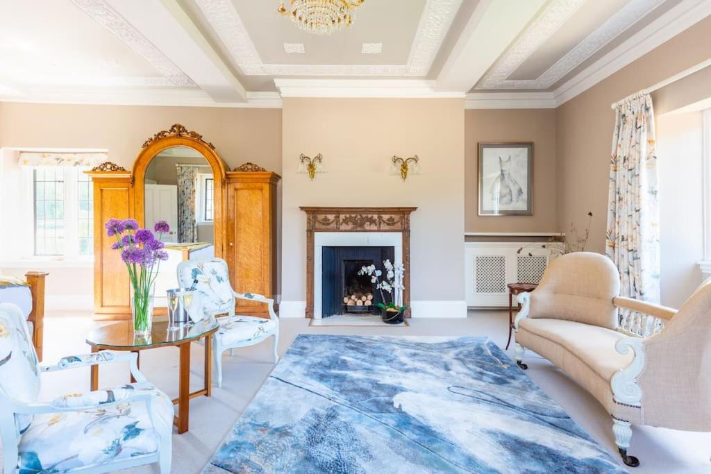 Manor Estate - Two Accommodation Wings - Sleeps 14 - Housity