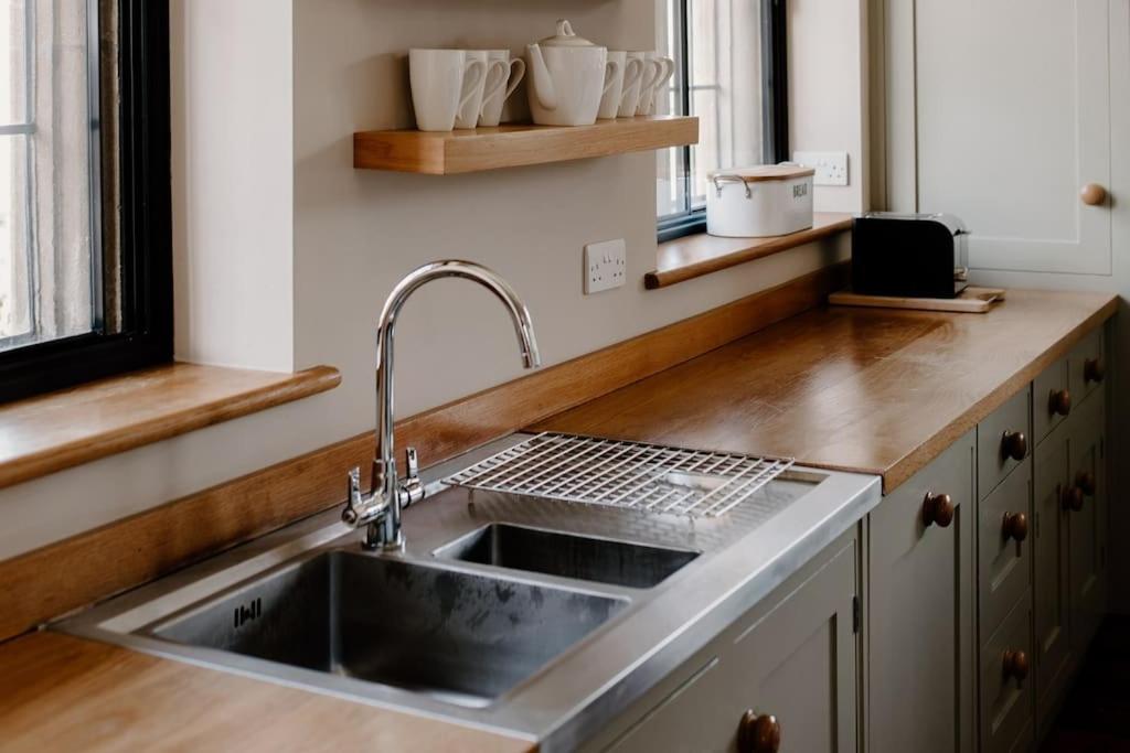 Manor Estate - Two Accommodation Wings - Sleeps 14 - Housity