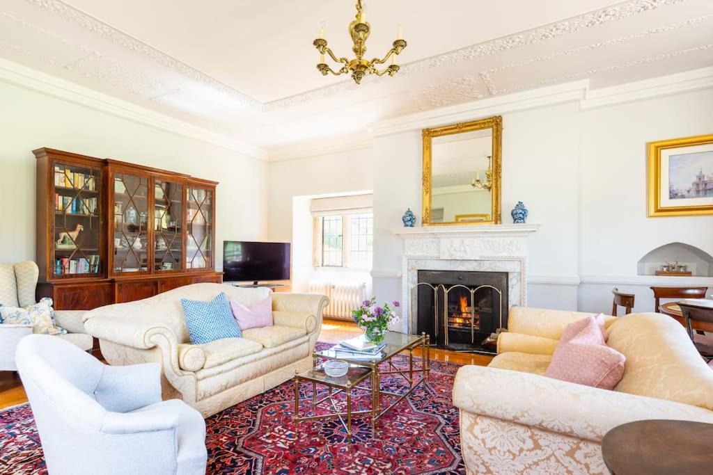 Manor Estate - Two Accommodation Wings - Sleeps 14 - Housity