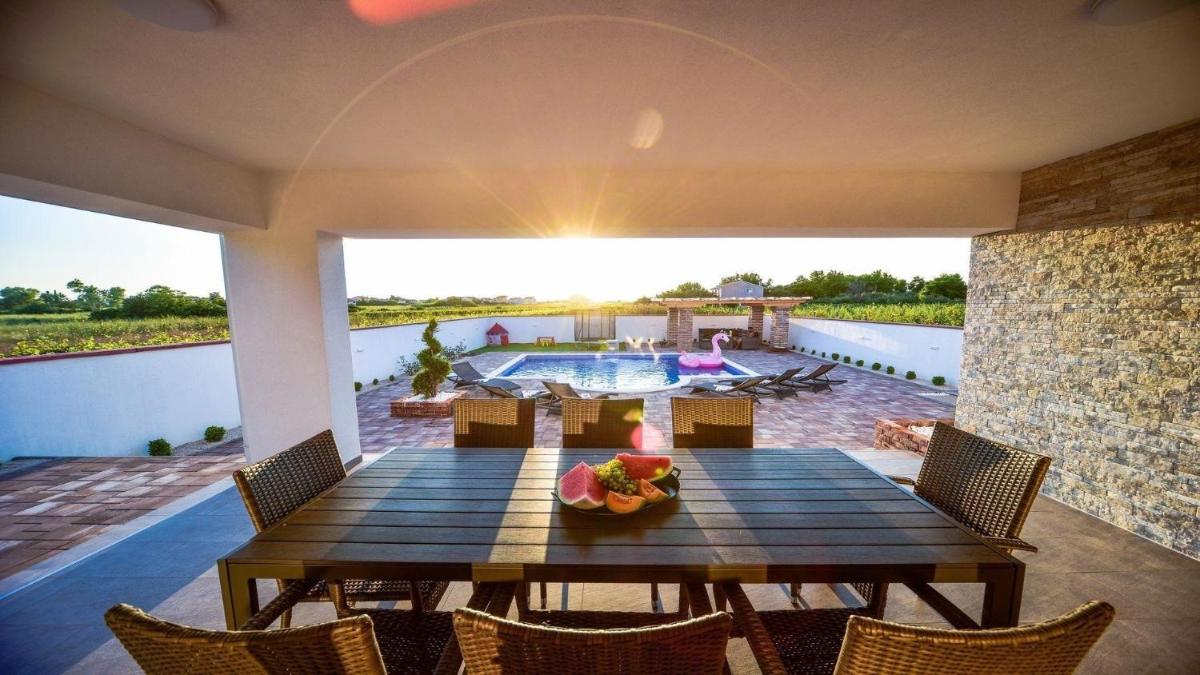 Suitetrails - Villa Mary with heated pool and sauna