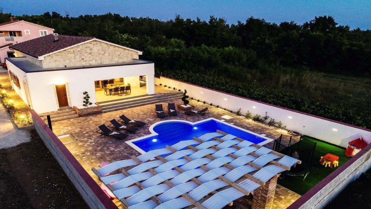 Suitetrails - Villa Mary with heated pool and sauna