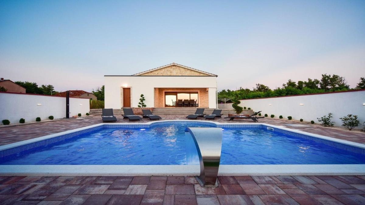 Suitetrails - Villa Mary with heated pool and sauna