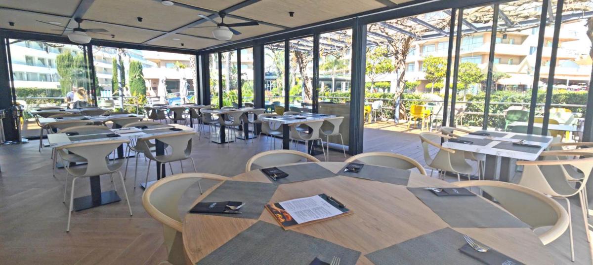 Un restaurante o sitio para comer en AQUA Hotel Onabrava & Spa 4*Sup