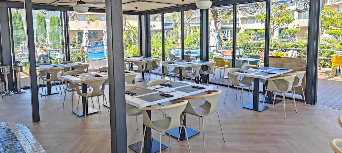 Un restaurante o sitio para comer en AQUA Hotel Onabrava & Spa 4*Sup