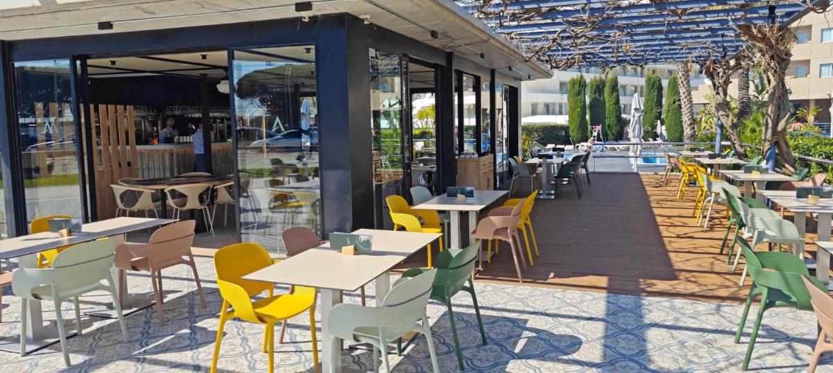Un restaurante o sitio para comer en AQUA Hotel Onabrava & Spa 4*Sup