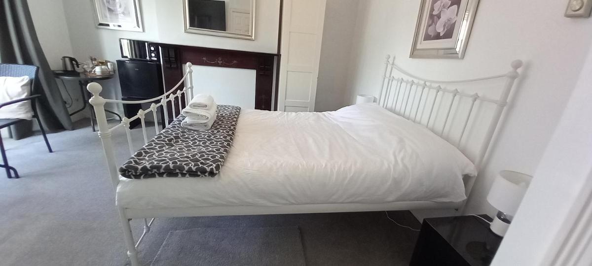 Large, Private Ensuite, Bay Window Room. - Housity
