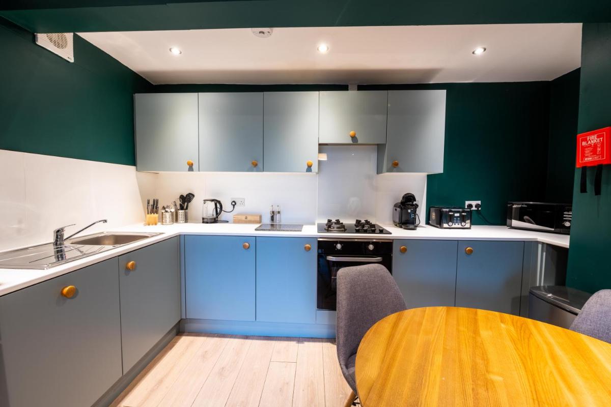 Aaron Wise - 17 Fitzhamon Apartments - Housity