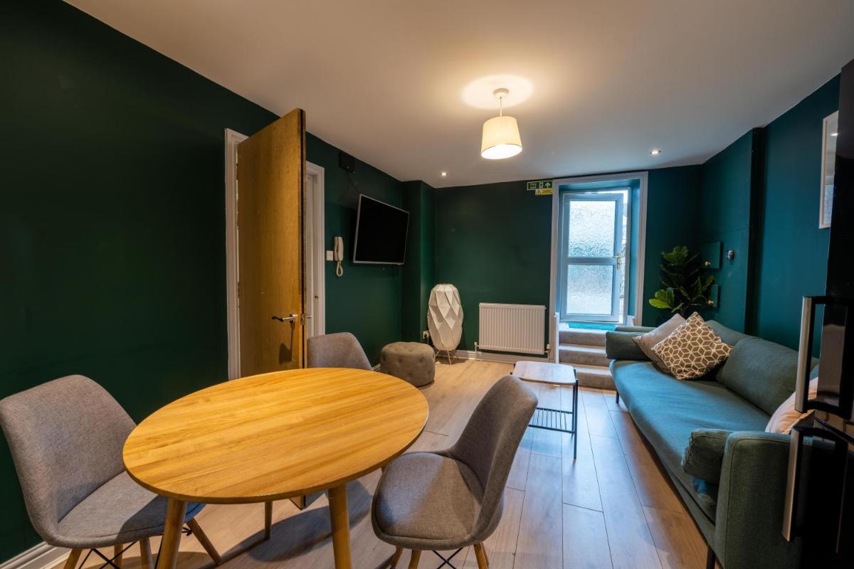 Aaron Wise - 17 Fitzhamon Apartments - Housity