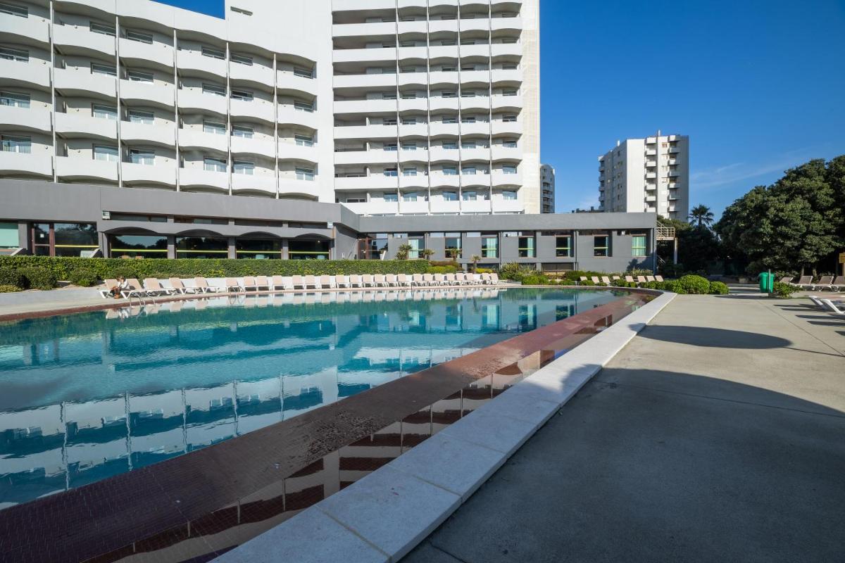 uma grande piscina em frente a um prédio em Axis Vermar Conference & Beach Hotel na Póvoa do Varzim